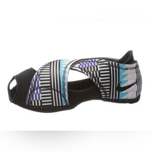 Nike Studio Wraps Barre Yoga Sock Slipper Shoe Medium Like New